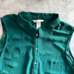 Size 6 H&M green sleeveless collared button down top. Lightweight and like new